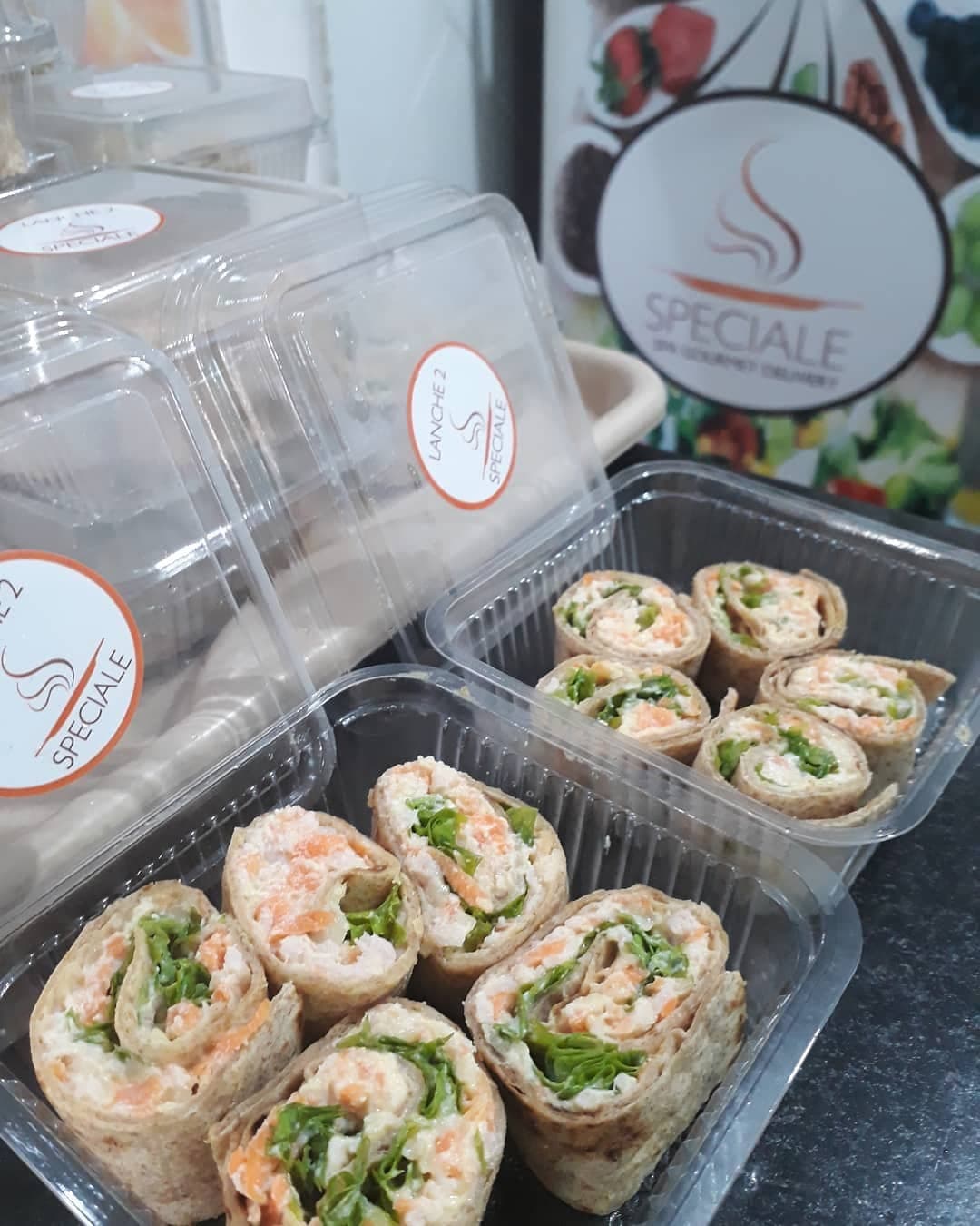 Lanches de wrap em potes individuais com a etiqueta da Speciale
